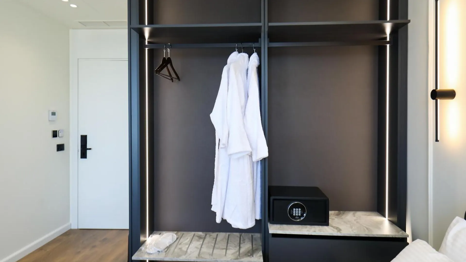 Hotel Adore Vlorë 4*,