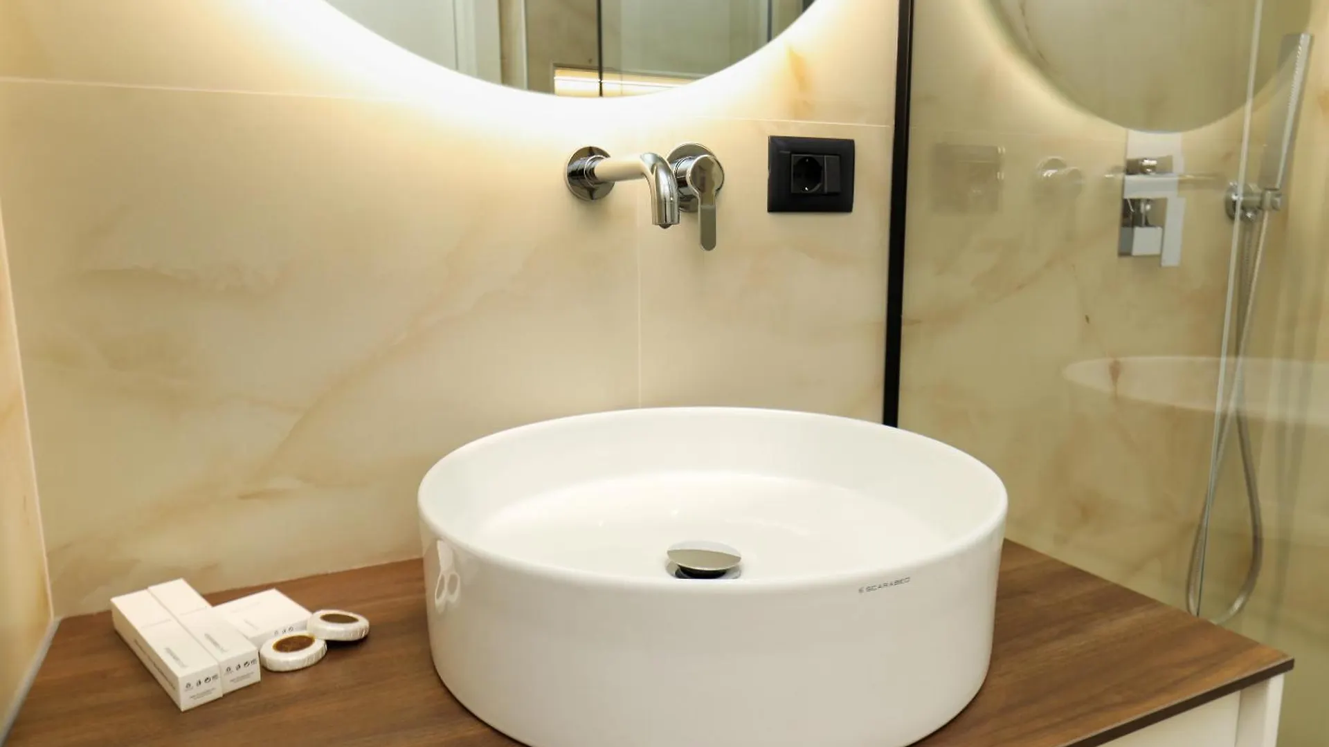 Hotel Adore Vlorë 4*,