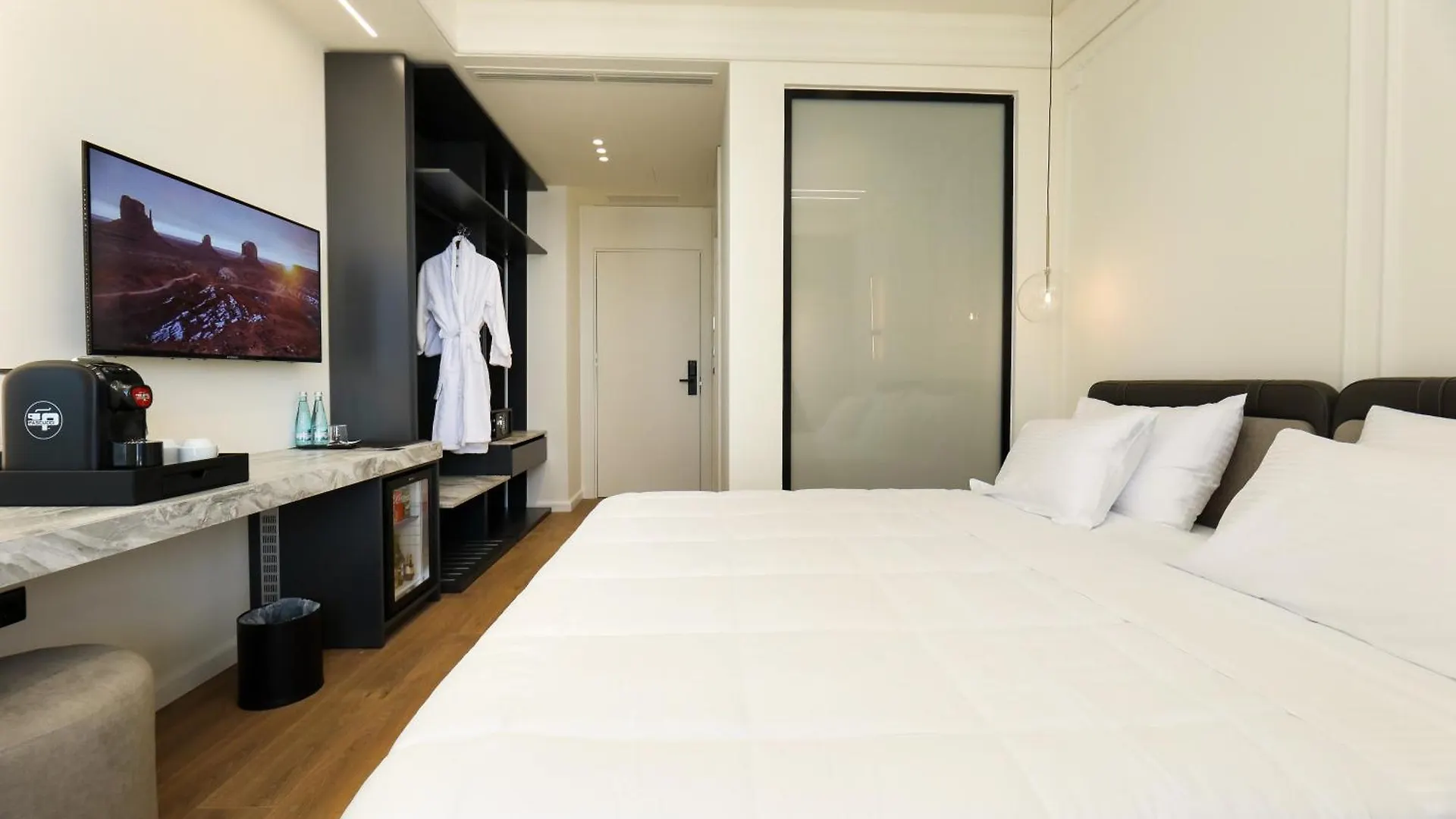 Hotel Adore Vlorë 4*,  Albanien