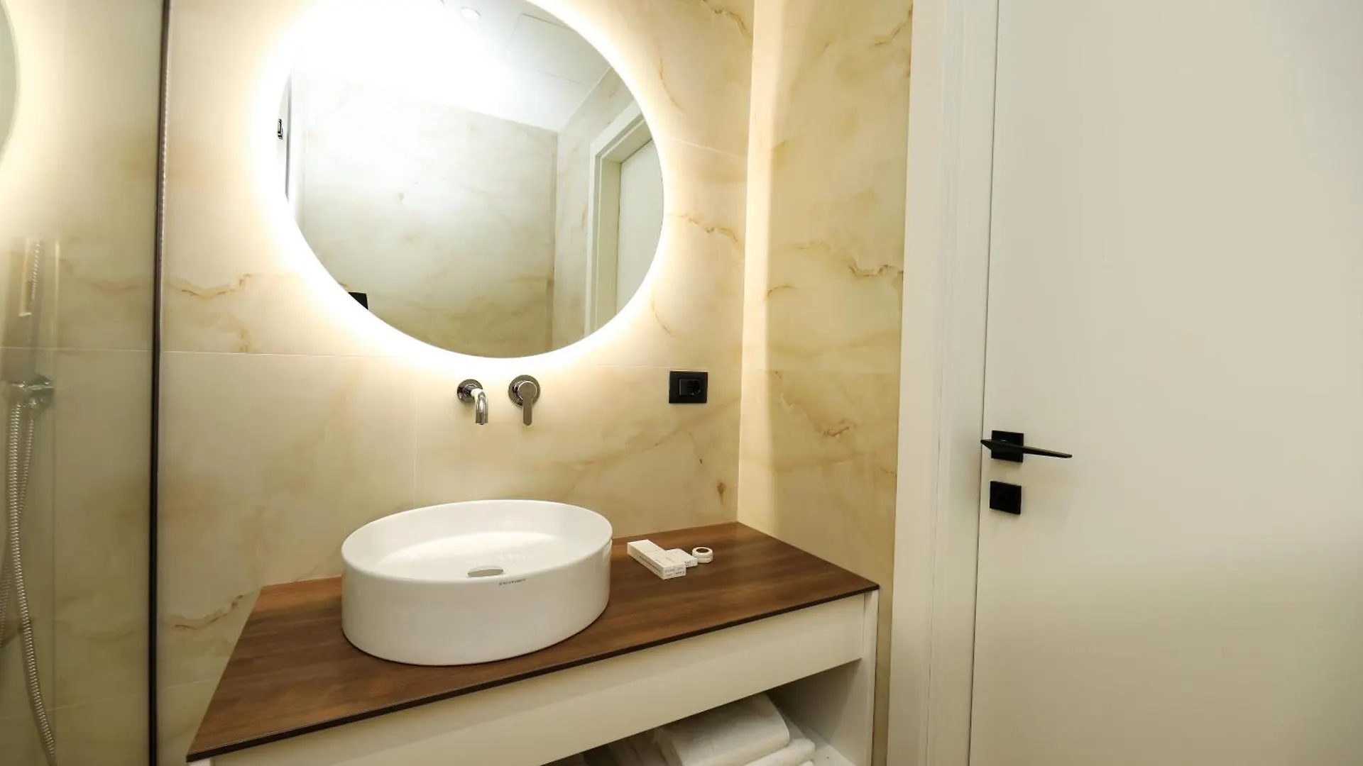 ****  Hotel Adore Vlorë Albanien