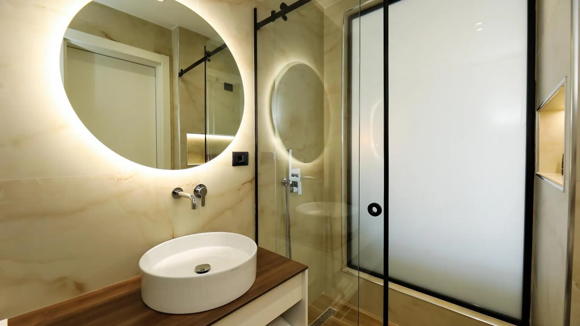 Hotel Adore Vlorë 4*,  Albanien