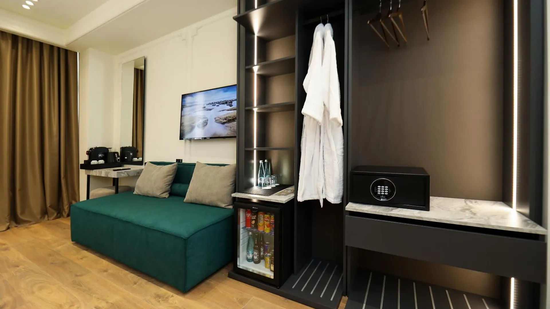 Hotel Adore Vlorë 4*,  Albanien