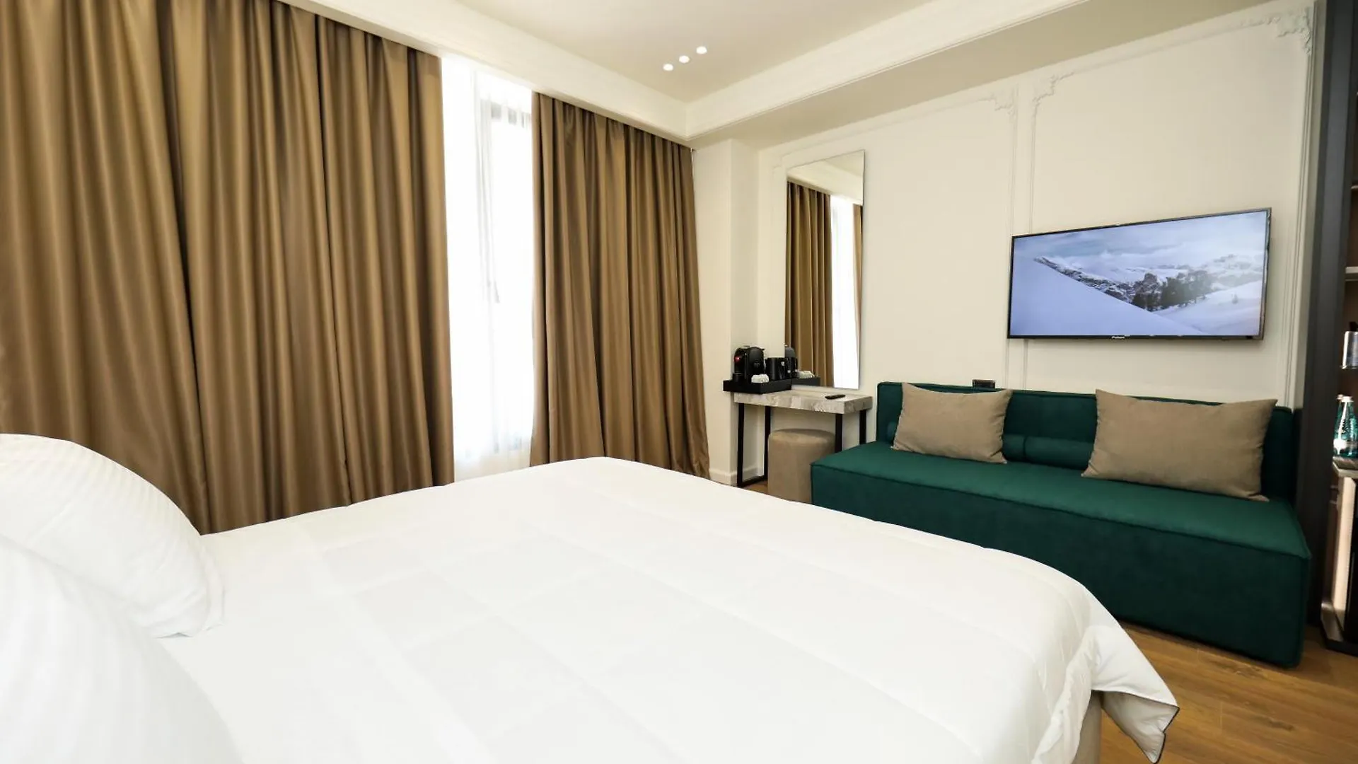 Hotel Adore Vlorë 4*,  Albanien