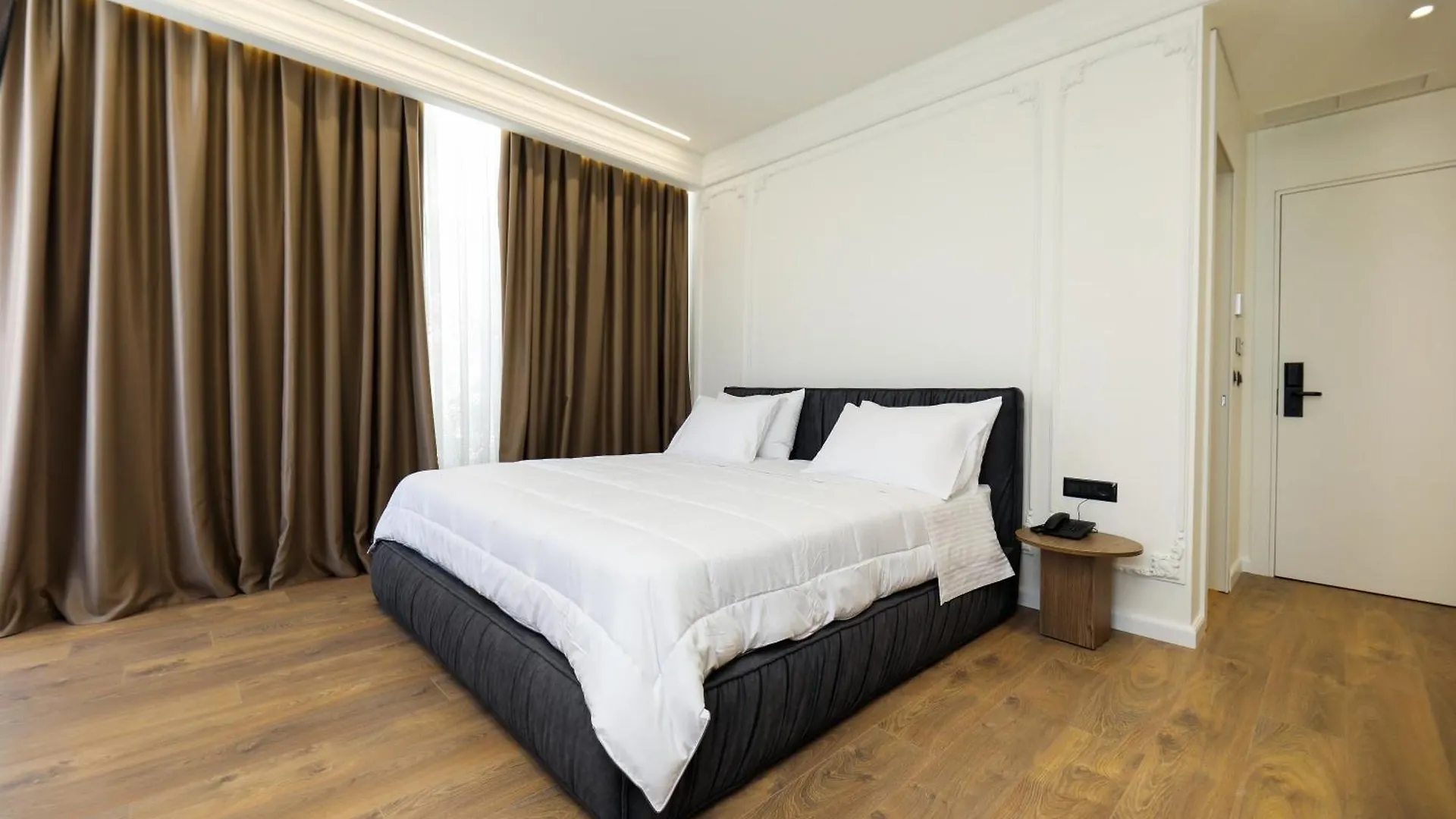 Hotel Adore Vlorë 4*,